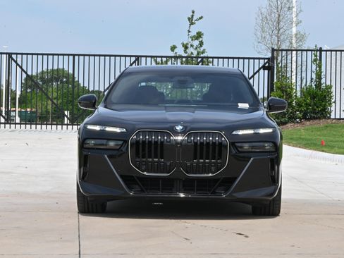 Certified 2025 BMW 760i xDrive w/ Executive Package AWD/4WD image 3