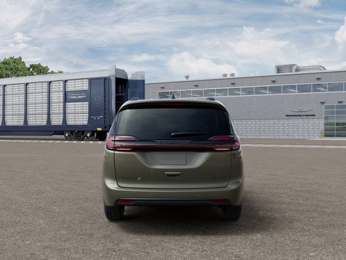 New 2027 Chrysler Pacifica Limited FWD image 7