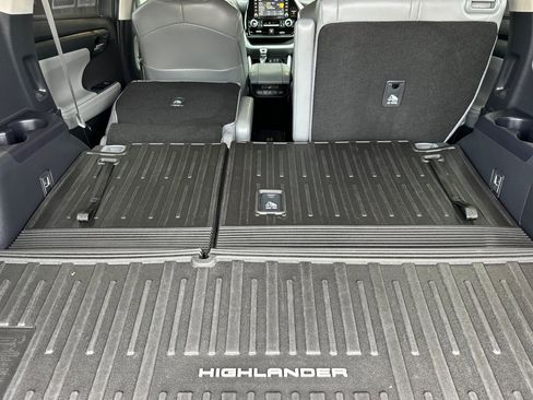 Used 2022 Toyota Highlander XLE AWD/4WD image 12