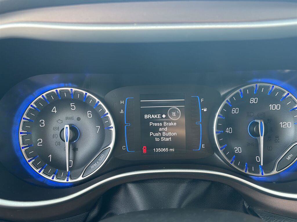Used 2017 Chrysler Pacifica Touring-L FWD image 12