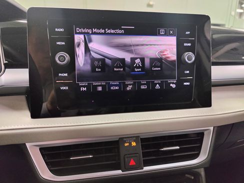 Used 2025 Volkswagen Taos SE image 21