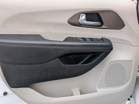 Certified 2018 Chrysler Pacifica Touring-L Plus image 13