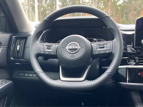 Certified 2025 Nissan Pathfinder SV w/ SV Premium Package FWD image 18