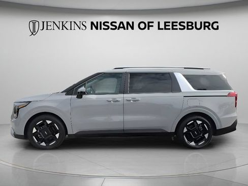 Used 2025 Kia Carnival EX FWD image 11
