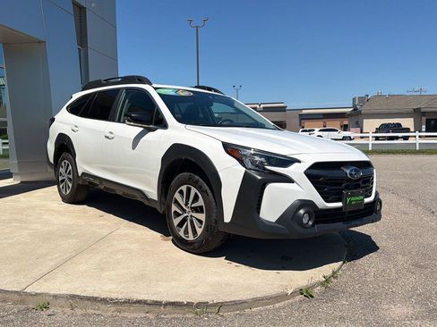 Used 2025 Subaru Outback Premium AWD/4WD image 3
