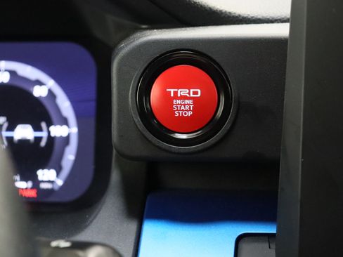 Certified 2025 Toyota Tacoma TRD Off-Road AWD/4WD image 17