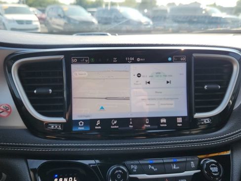 Used 2024 Chrysler Pacifica Limited FWD image 19