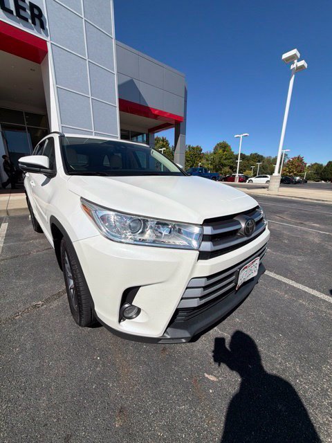 Used 2018 Toyota Highlander XLE w/ Protection Package #3 AWD/4WD image 2