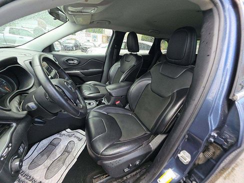Used 2019 Jeep Cherokee Latitude Plus w/ Cold Weather Group AWD/4WD image 6