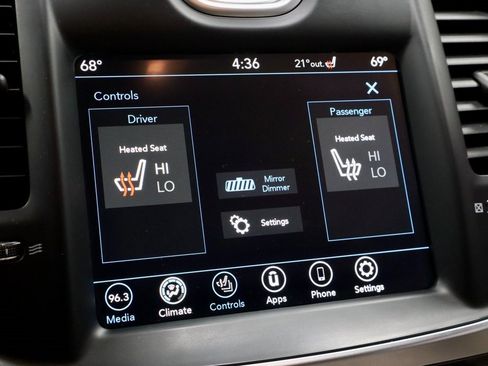 Used 2018 Chrysler 300 Touring L image 4