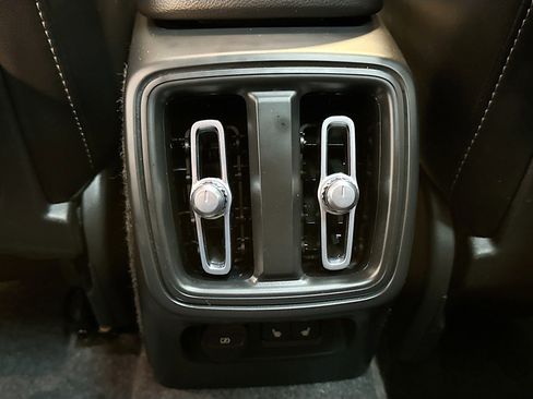 Used 2025 Volvo XC40 B5 Core image 29