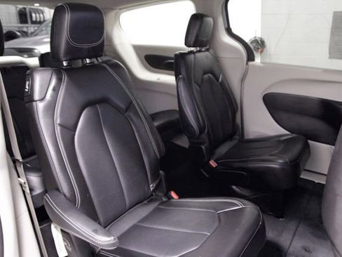 Used 2024 Chrysler Pacifica Touring-L image 19