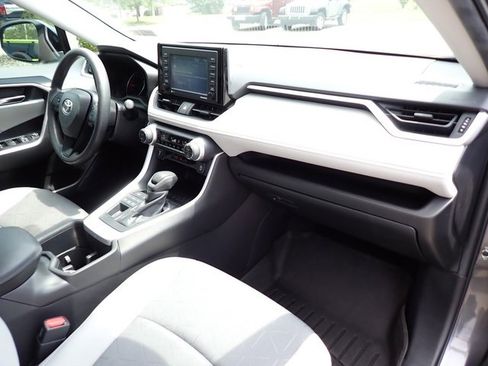 Used 2022 Toyota RAV4 XLE image 13