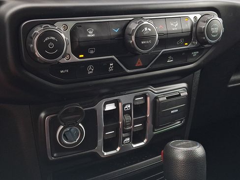 Used 2022 Jeep Gladiator Sport AWD/4WD image 16