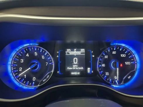 Used 2022 Chrysler Voyager LX image 14