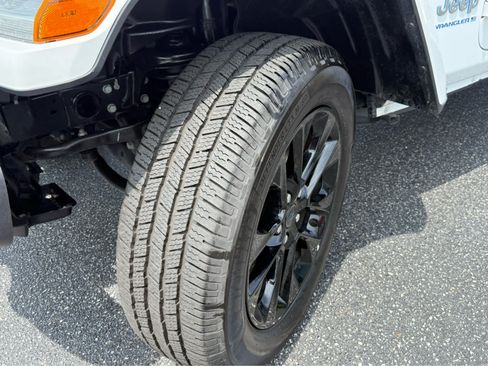 Used 2024 Jeep Wrangler Unlimited Sahara AWD/4WD image 11