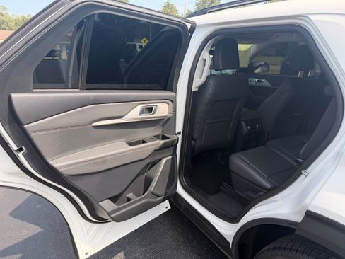 Used 2025 Ford Explorer Active w/ Active Comfort Package RWD image 18