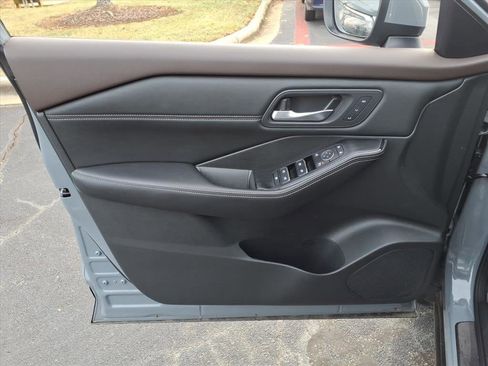 Used 2023 Nissan Rogue SL w/ SL Premium Package image 8