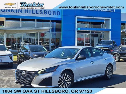 Used 2024 Nissan Altima 2.5 SV FWD image 1