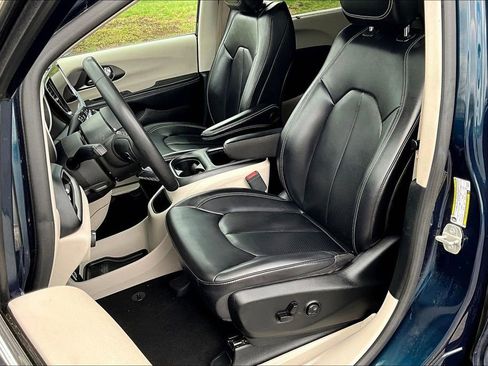 Used 2023 Chrysler Pacifica Touring-L FWD image 20