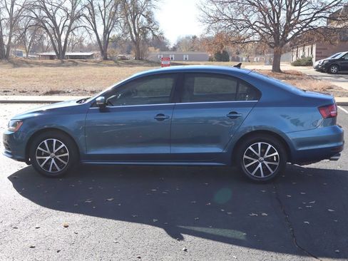 Used 2017 Volkswagen Jetta SE image 9