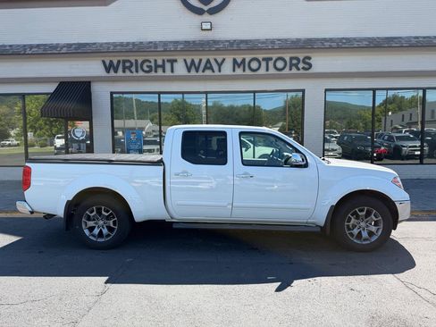 Used 2016 Nissan Frontier SL AWD/4WD image 2