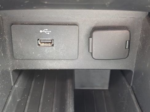 Used 2018 Ford Explorer XLT FWD image 31