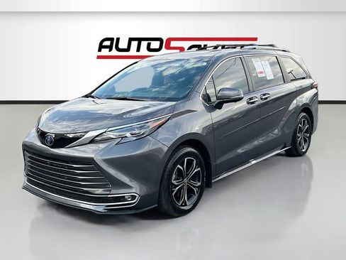 Used 2025 Toyota Sienna Platinum AWD/4WD image 3