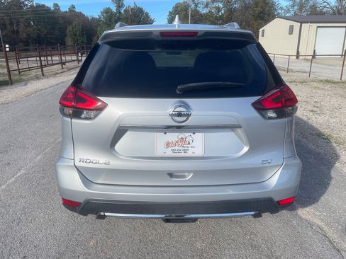 Used 2018 Nissan Rogue SV image 4