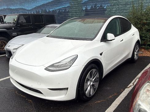 Used 2021 Tesla Model Y Long Range image 1