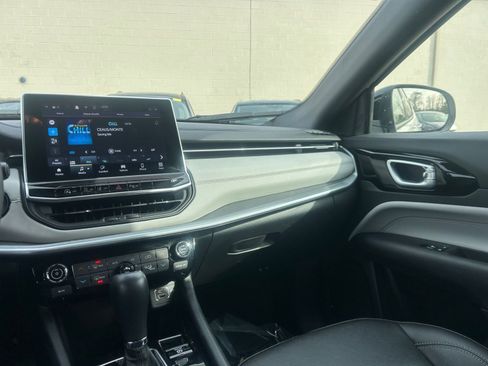 Used 2025 Jeep Compass Limited image 36