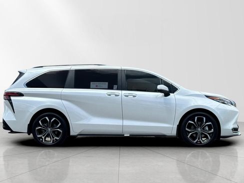 Used 2025 Toyota Sienna Platinum FWD image 4