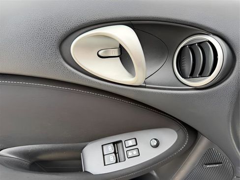 Used 2020 Nissan 370Z Coupe image 19