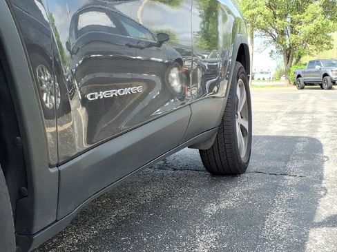Used 2022 Jeep Cherokee Limited AWD/4WD image 35