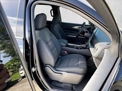 Used 2025 Chevrolet Traverse LT FWD image 9