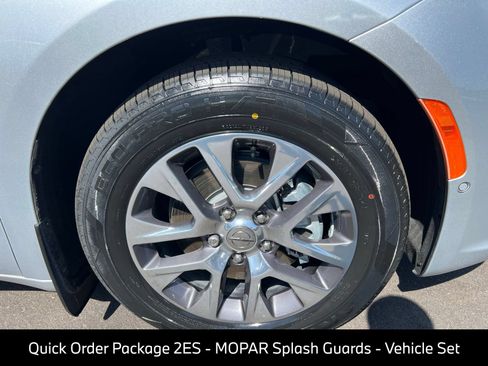 Used 2023 Chrysler Pacifica Pinnacle FWD image 14