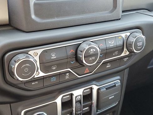 Used 2023 Jeep Wrangler Unlimited AWD/4WD image 16