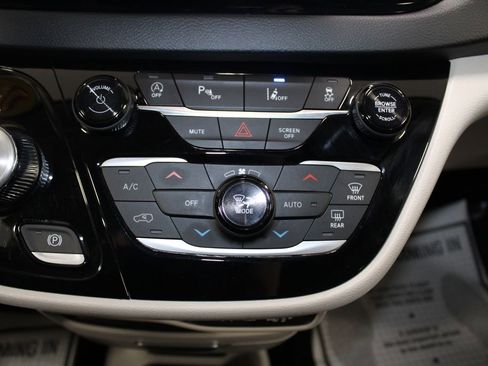 Used 2024 Chrysler Pacifica Touring-L image 51