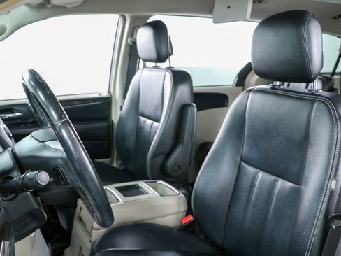 Used 2016 Chrysler Town & Country Touring FWD image 24