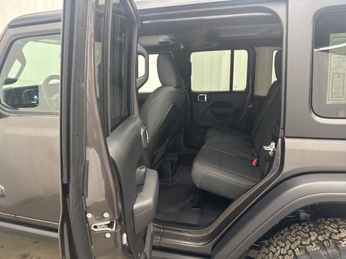 Used 2025 Jeep Wrangler Unlimited Rubicon image 6