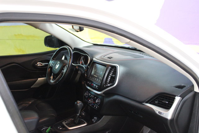 Used 2018 Jeep Cherokee Trailhawk AWD/4WD image 12