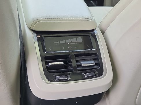 Used 2022 Volvo XC60 B5 Inscription w/ Advanced Package AWD/4WD image 16