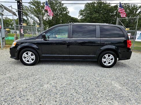 Used 2019 Dodge Grand Caravan SXT image 2