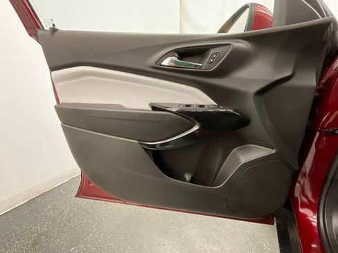 Used 2025 Chevrolet Trax LT w/ LT Convenience Package FWD image 8
