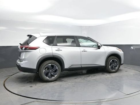 Used 2024 Nissan Rogue SV FWD image 2
