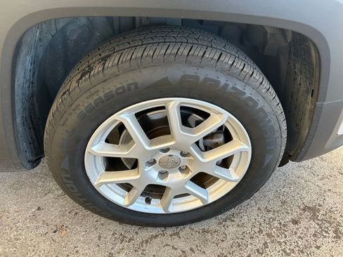 Used 2019 Jeep Renegade Latitude image 6