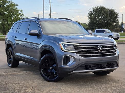 Used 2024 Volkswagen Atlas SE w/ Black Wheel Package FWD image 2