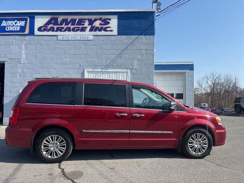 Used 2015 Chrysler Town & Country Touring-L w/ Driver Convenience Group image 7