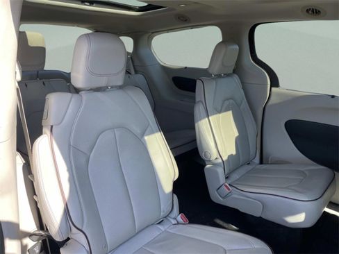 Used 2017 Chrysler Pacifica Limited w/ UConnect Theater Package image 25
