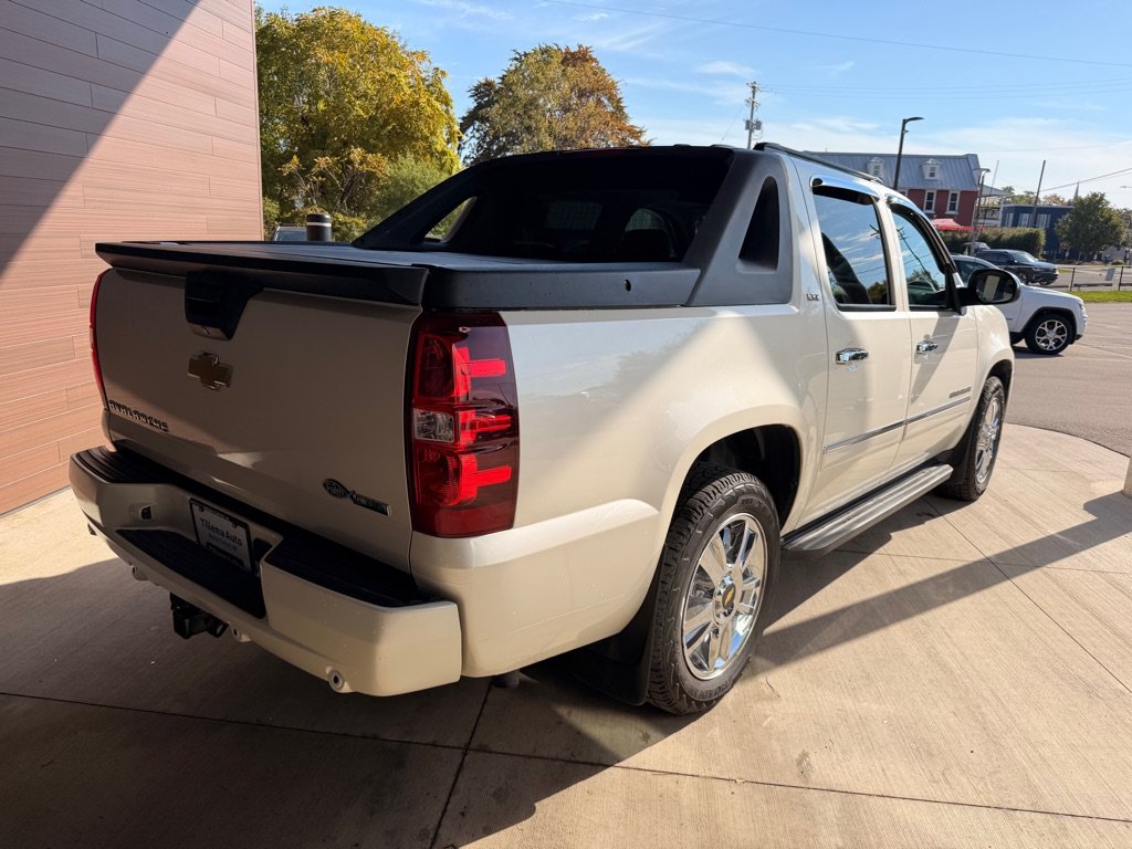 Used 2010 Chevrolet Avalanche LTZ AWD/4WD image 7
